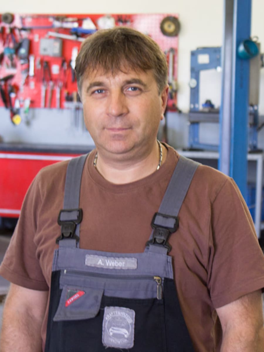 Anton Weber, Kfz-Meister, in seiner Werkstatt vor der Werkzeugwand