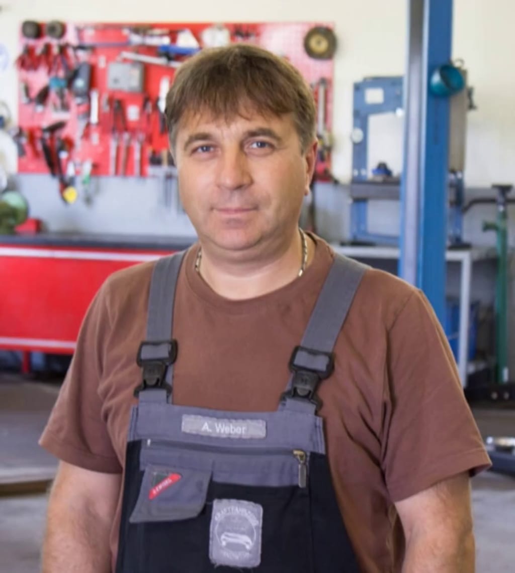 Anton Weber macht sich in seiner Werkstatt die Hände mit einem Lappen sauber